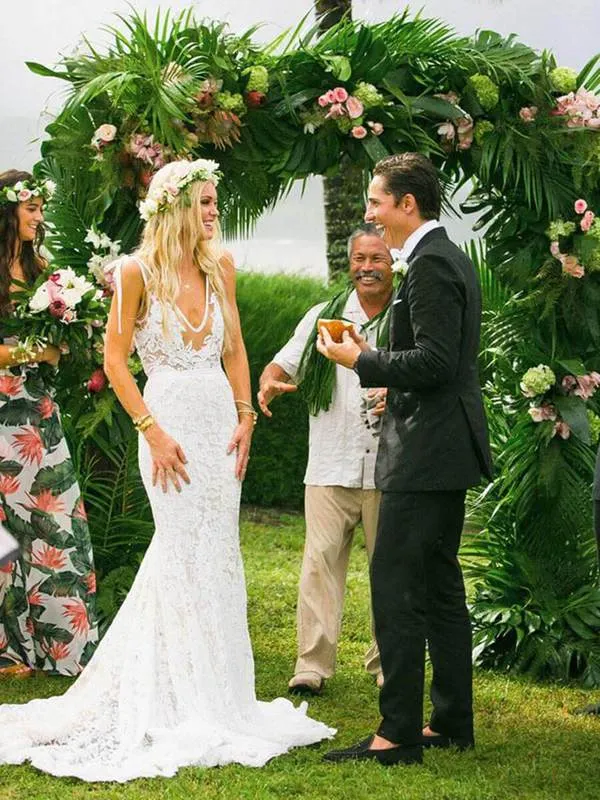 Elegant Charming Mermaid V-Neck Bridal Gown with Lace Applique - Long Wedding Dress WDH079