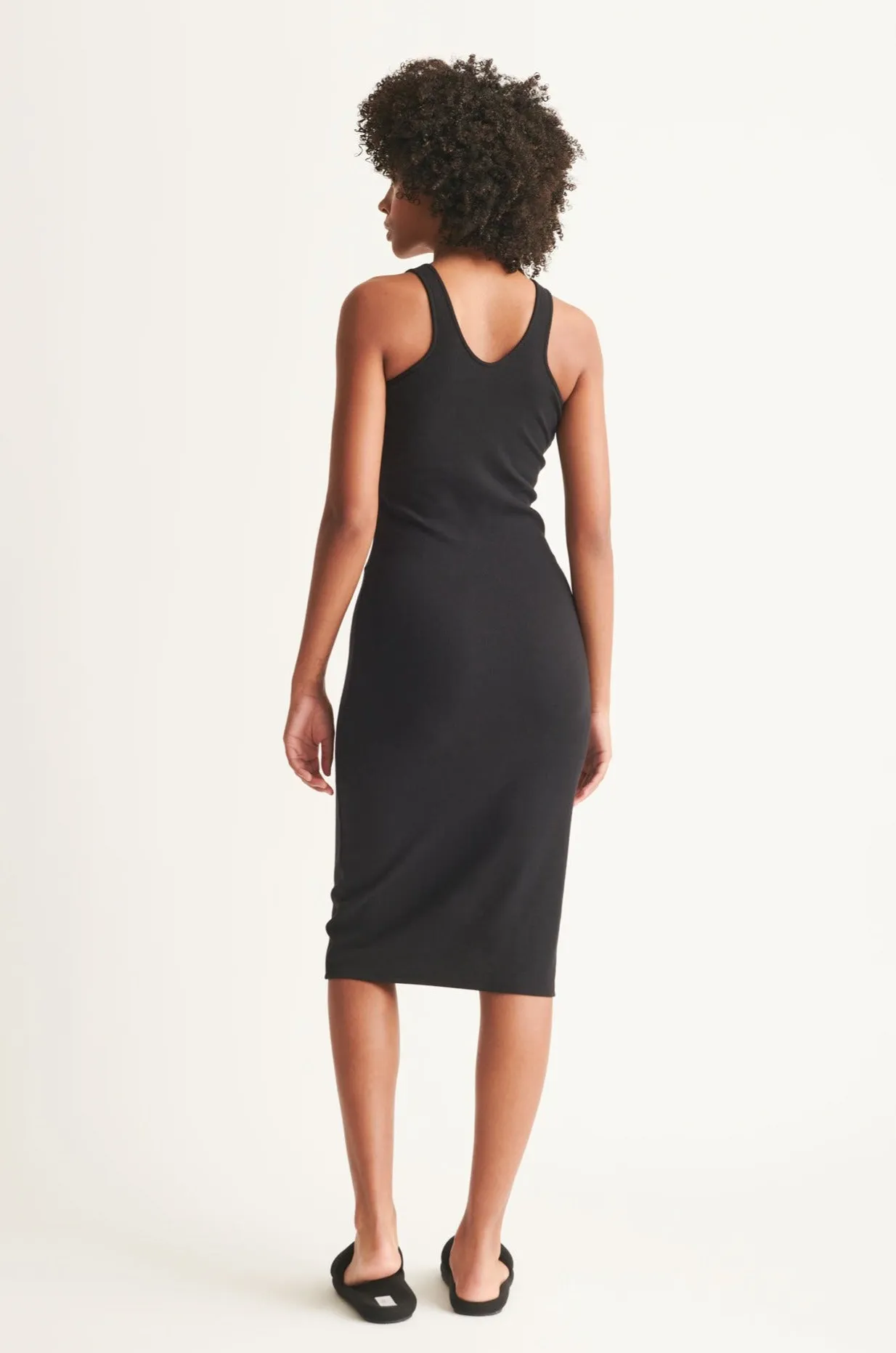 Certainly! Here’s an optimized title for the Naomi Dress that includes modifiers:

Elegant Naomi Floral Print Maxi Dress with Sleeves - Perfect for Summer Weddings and Special Occasions

Feel free to modify it further based on specific details or features of the dress!