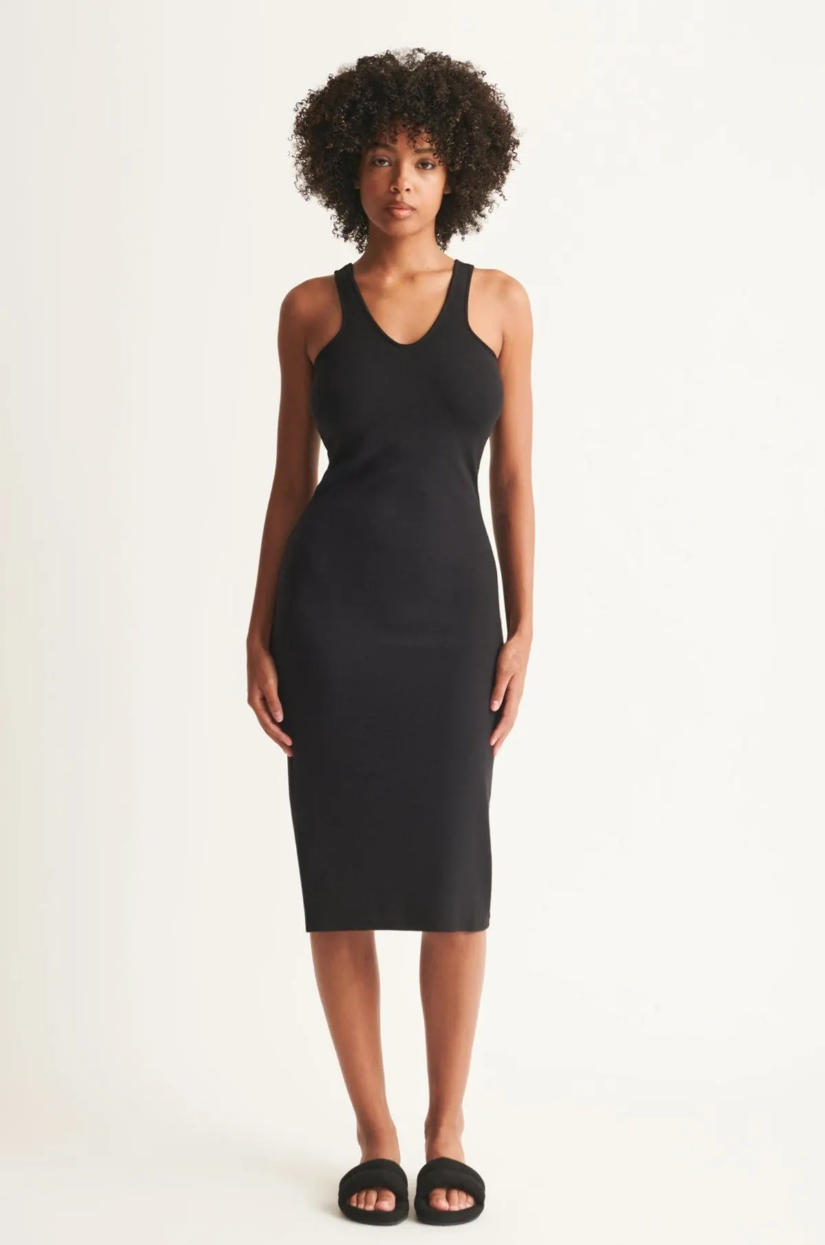 Certainly! Here’s an optimized title for the Naomi Dress that includes modifiers:

Elegant Naomi Floral Print Maxi Dress with Sleeves - Perfect for Summer Weddings and Special Occasions

Feel free to modify it further based on specific details or features of the dress!
